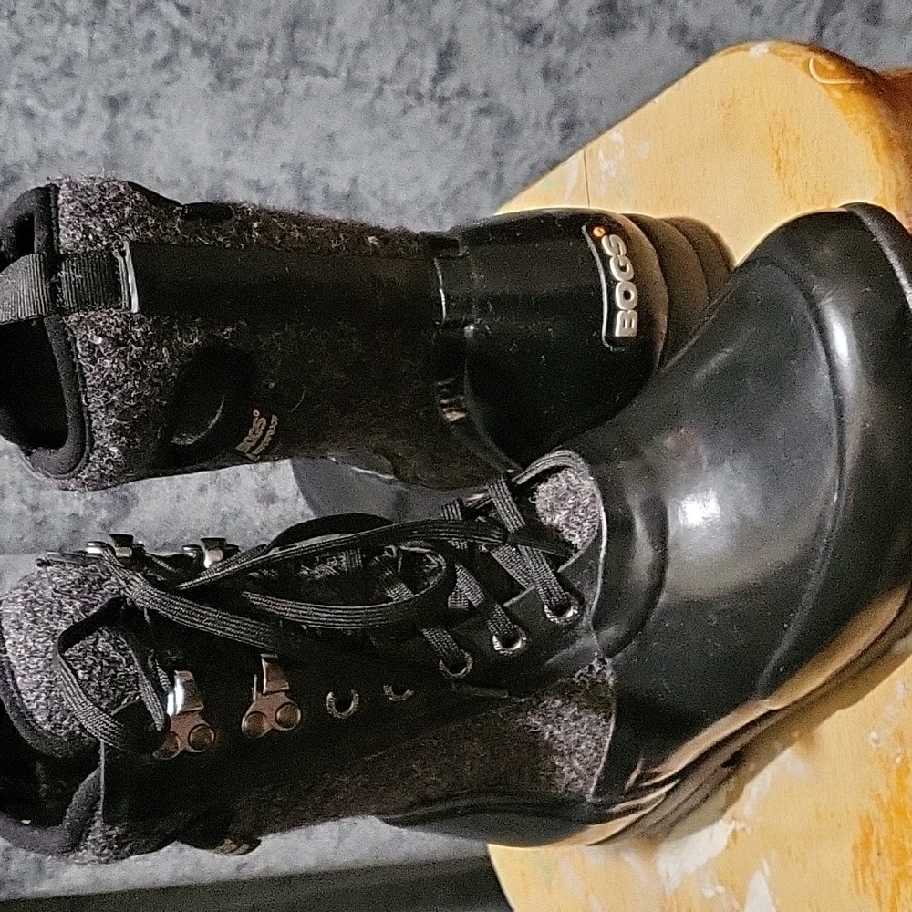 Womens size 6 Bogs boots